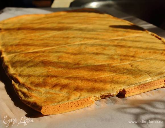 Вытащить и перевернуть на чистый лист пекарской бумаги.