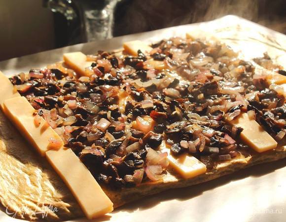 Выложить на основу сыр (у меня гауда), грибы с луком, завернуть в рулет.