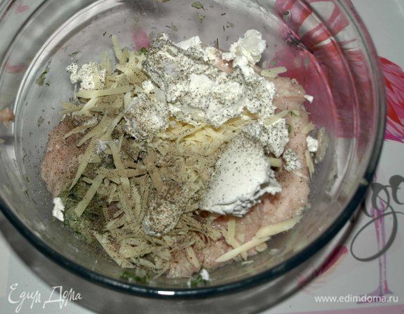 Куриное филе измельчить с луком и зеленью в блендере или мясорубке. Добавить фету, тертый твердый сыр, соль, перец.