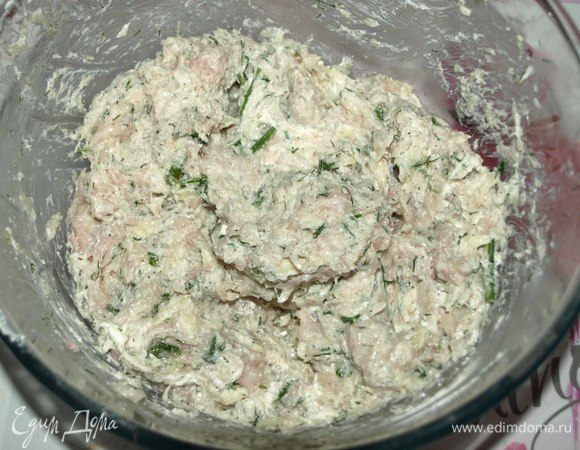Тщательно перемешиваем. Ставим фарш в холодильник, пока будем готовить соус.