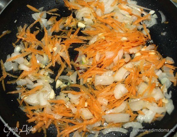 В сковороде разогреваем растительное масло и обжариваем лук с чесноком и морковью 1 минуту.