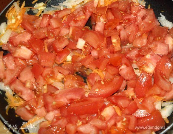 Добавляем нарезанные помидоры и томим 2 минуты.