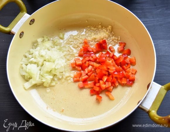 В сковороду добавьте еще 2 ст. л. оливкового масла и обжарьте нарезанные лук, чеснок и болгарский перец.