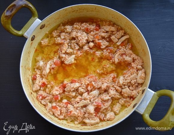 Для паэльи рекомендуется использовать круглозерный рис, так как он хорошо впитывает в себя ароматы и влагу. Его предварительно промойте под проточной водой до чистых вод. Добавьте в сковороду и обжарьте вместе с овощами и курицей 2–3 минуты. В бульон добавьте щепотку шафрана для цвета. Не рекомендуется добавлять куркуму, так как она придаст блюду иной вкус и восточную нотку. Влейте бульон к рису. Аккуратно перемешайте и разровняйте рис. Соотношение бульона к рису 2 (1,5):1.