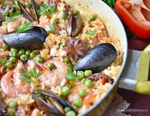 Подавайте паэлью в посуде, в которой она готовилась, посыпав зеленью. Перед едой паэлью полейте соком лимона.