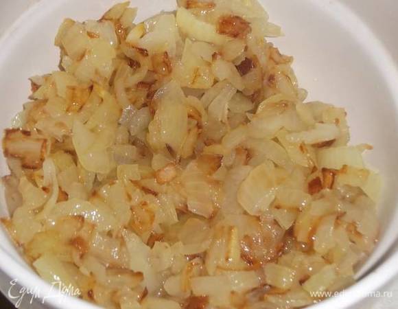 Лук нарезать и обжарить. Остудить.