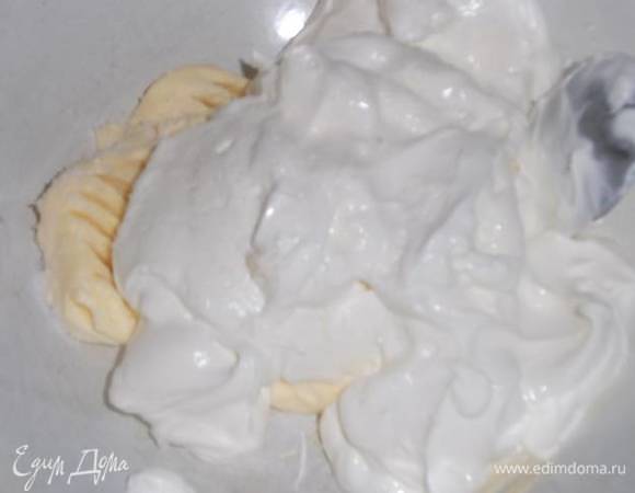 Добавить сметану, соль. Перемешать.
