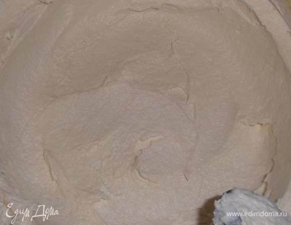 Выложить тесто в сковороду. Распределить и сделать небольшие бортики.