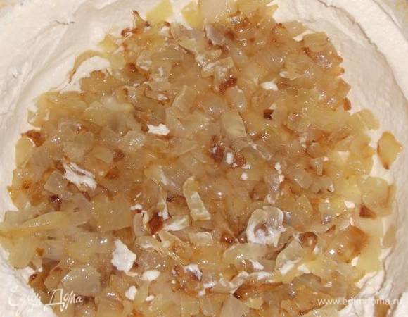 Выложить обжаренный лук.