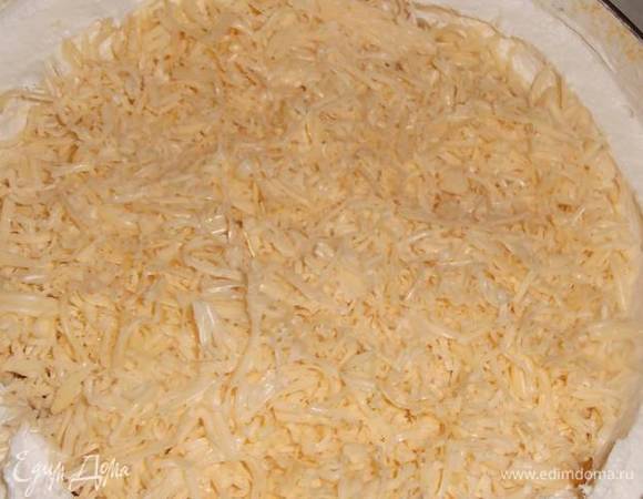 На лук выложить натертый сыр.