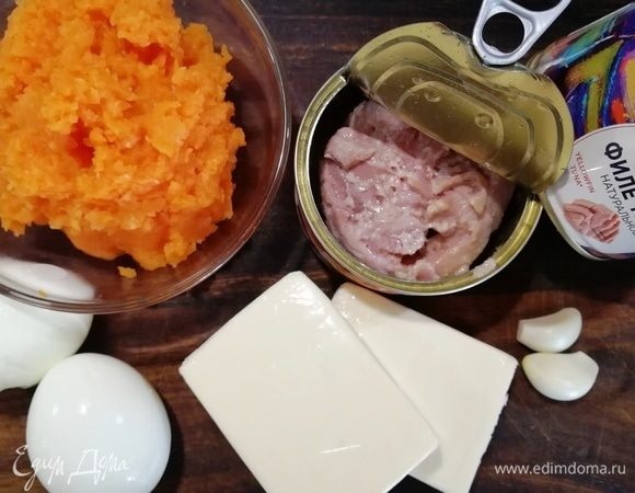Сольем жидкость из баночек с тунцом, морковь измельчим в процессоре.