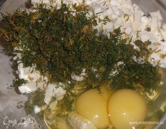 Брынзу натереть или нарезать. Смешать с яйцами. По желанию можно добавить зелень.