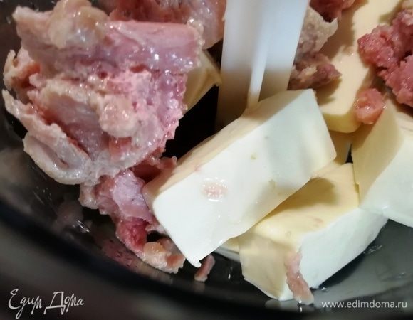 В процессоре измельчаем плавленый сыр и тунец.