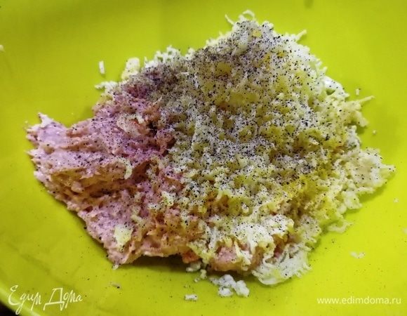 К полученной массе добавляем натертые на мелкой терке яйца и чеснок. Соль я добавлять не стала, только перец.