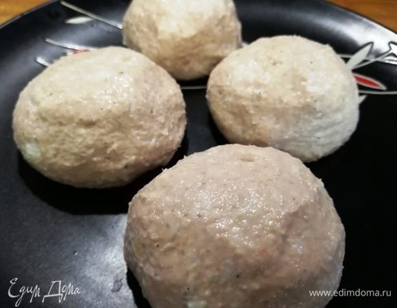 Надеваем одноразовые перчатки, смачиваем руки водой и формируем колобки.