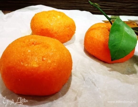 Вынимаем нашу закуску из морозилки, аккуратно снимаем пленку и украшаем заготовку листиками мандарина.