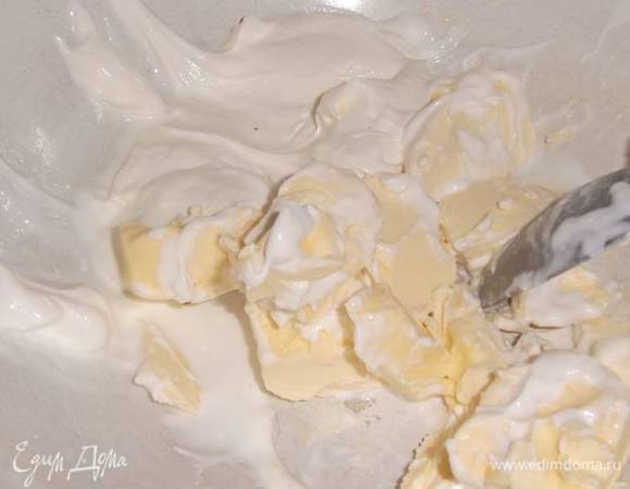 Сметану смешать с размягченным маслом. Добавить муку.