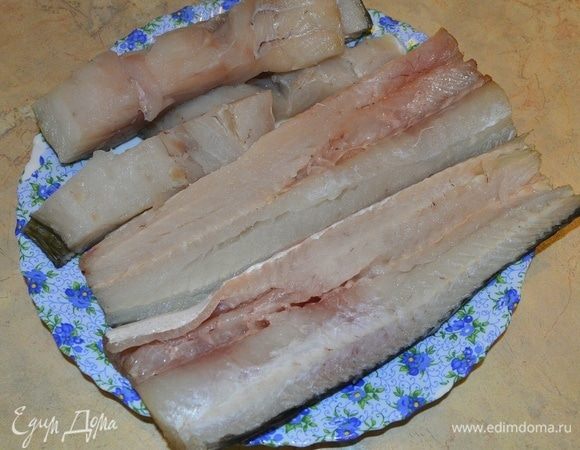 Рыбу промыть, удалить кости. Посолить со всех сторон и поперчить.