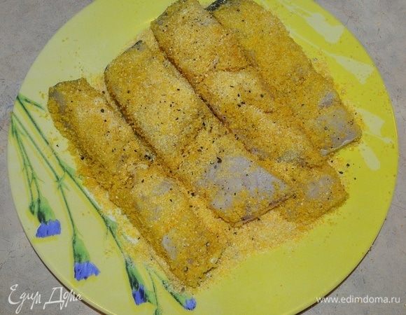 Обвалять рыбу в крупе, немного надавливая на рыбу. Чем меньше крупа, тем лучше.