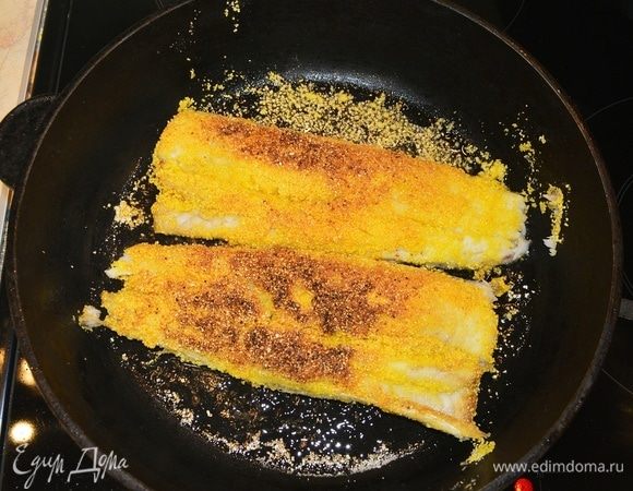 Обжаривать в масле на раскаленной сковороде 2–3 минуты с каждой стороны.