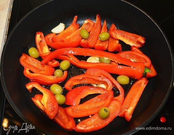 Добавить красный перец, пару минут обжарить, посолить, в конце добавить оливки, перемешать.