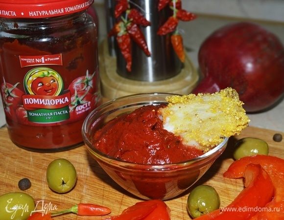 Рыба в кукурузной крупе с соусом и горячим салатом готова! Приятного аппетита!