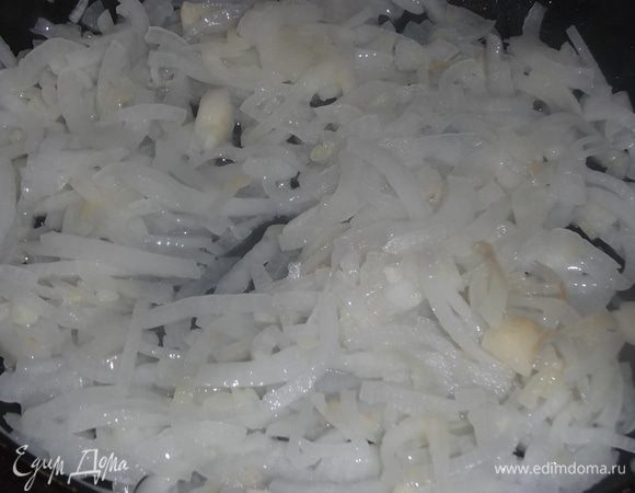 Луковицу нарезать полукольцами, обжарить на растительном масле до полупрозрачности.