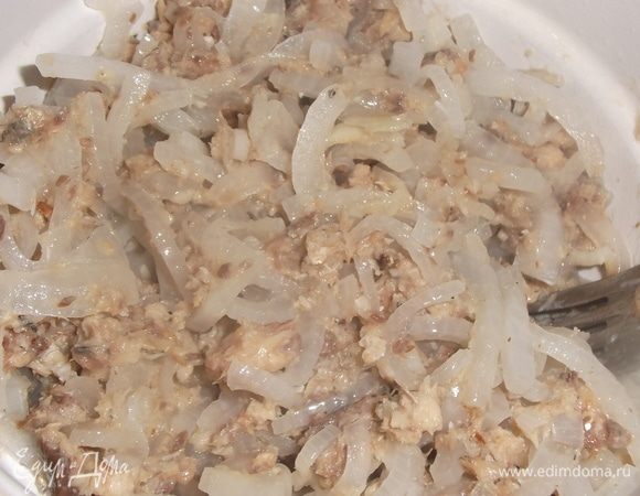 Слить жидкость с рыбных консервов, размять их вилкой, смешать с луком.