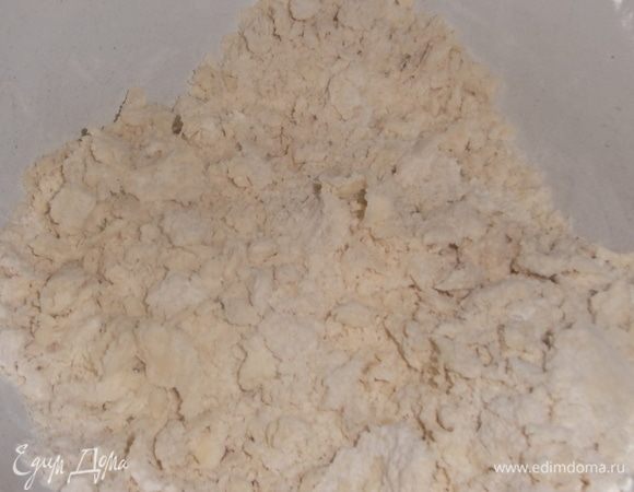 Размягченное масло смешать с мукой руками. Добавить 3 ст. л. сметаны. Замесить тесто.