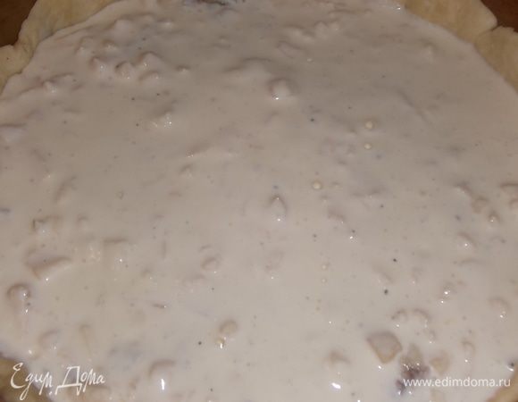 Залить поверх начинки.