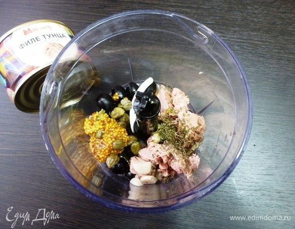 Чеснок почистить и нарезать. В чашу блендера поместить все ингредиенты для паштета.