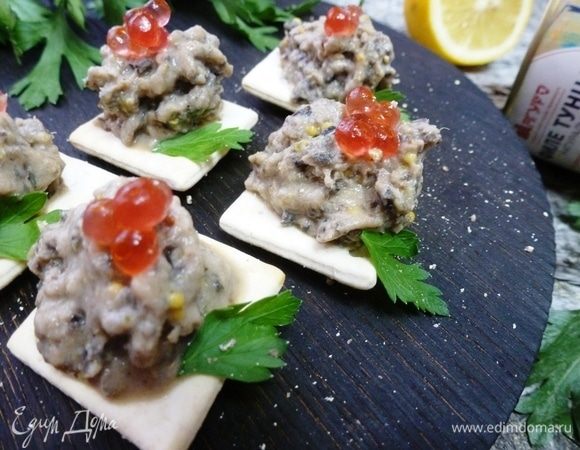 Через кондитерский шприц выдавить паштет на галетное печенье (или крекеры). Украсить по своему желанию, у меня красная икра и зелень петрушки. Приятного аппетита!