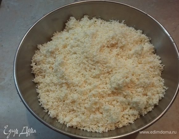 Творог надо перетереть через сито.