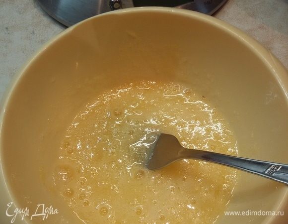 Отдельно смешать яйцо с сахаром. Немного взбить.