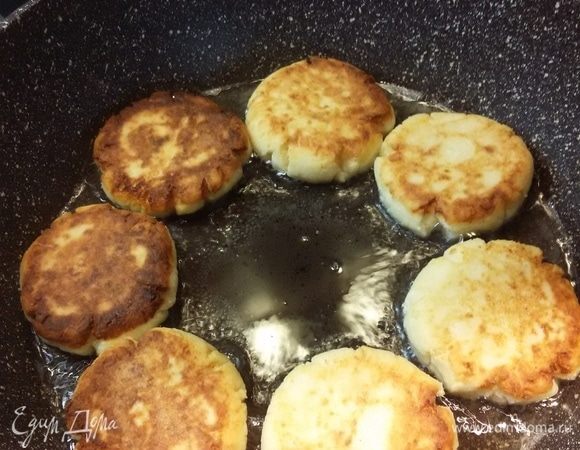 Сформировать сырники и жарить до золотистого цвета. Подавать со сметаной или джемом. Кому как нравится.