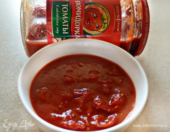 Томаты в собственном соку ТМ «Помидорка» вместе с соком измельчите с помощью блендера до однородного состояния, добавьте сухой базилик, немного соли и перемешайте.