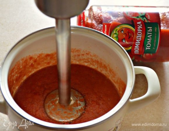 Томаты в собственном соку ТМ «Помидорка» измельчить блендером, приправить перцем, сушеным базиликом и семенами фенхеля. Можно немного посолить.