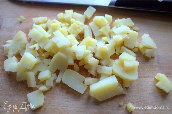 Отварной картофель нарезать мелким кубиком.