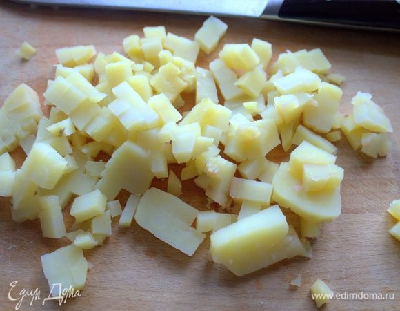 Отварной картофель нарезать мелким кубиком.
