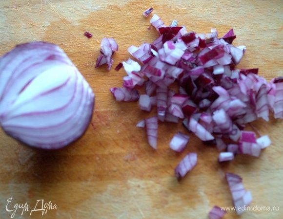 Лук нарезать очень мелко.
