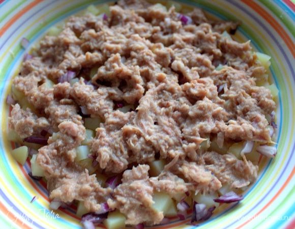 Размять вилкой и нанести слоем на картофель.