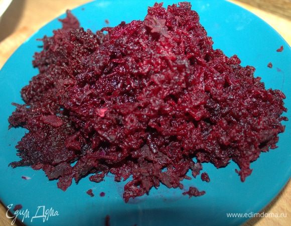 Свеклу отварить и охладить заранее ,натереть.