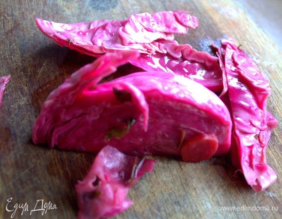 Для пикантности я взяла капусту, которую недавно солила со свеклой. Рецепт тут: https://www.edimdoma.ru/retsepty/120017-kapusta-v-svekolnom-rassole.