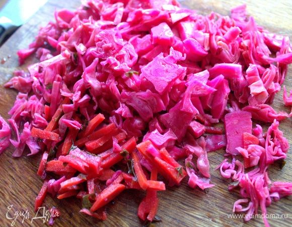 Нашинковать капусту, можно вместе с морковкой из того же состава.