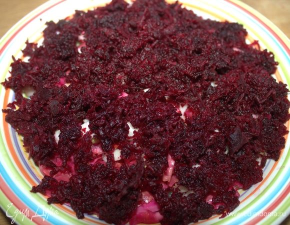 Закрыть свекольным слоем и сбрызнуть все слои маслом.