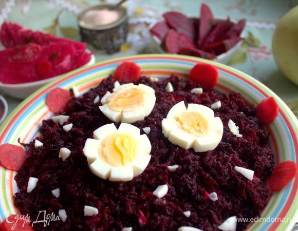 Украсить зеленью или цветочками из яйца.