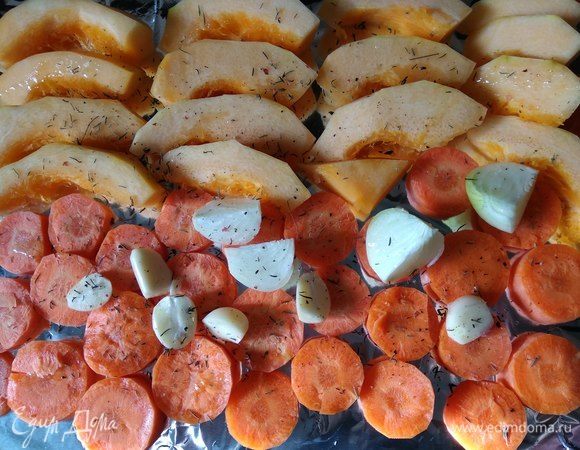 Разогреваем духовку до 200°C. Овощи чистим (морковь нужна крупная), нарезаем пластинами и выкладываем на застеленный противень, сбрызгиваем оливковым маслом, слегка посыпаем солью, перцем и щепоткой тимьяна и отправляем в духовку минут на 20 запекаться в режиме конвекции.