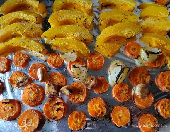 Пока овощи запекаются, кипятим воду (или при желании бульон).