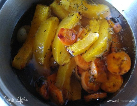 Выкладываем овощи в кастрюлю и заливаем кипятком.