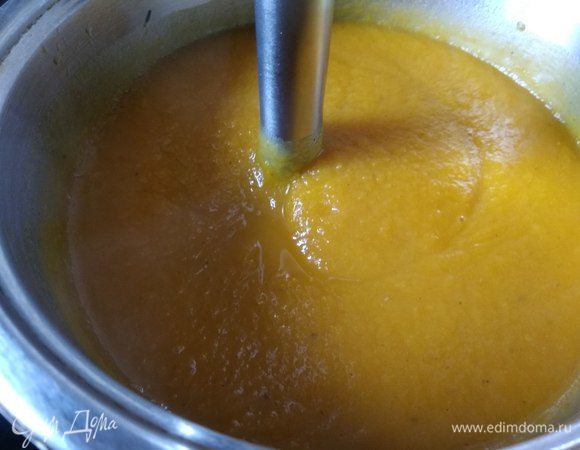 Доводим до кипения и взбиваем массу погружным блендером до состояния пюре.